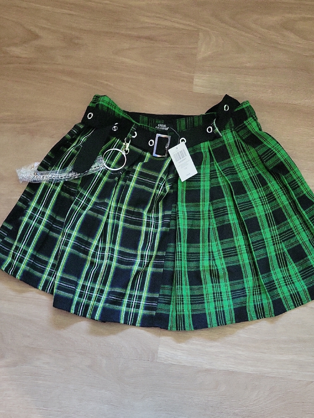 Green Plaid Pleated Mini Skirt with Decorative Belt and Chain